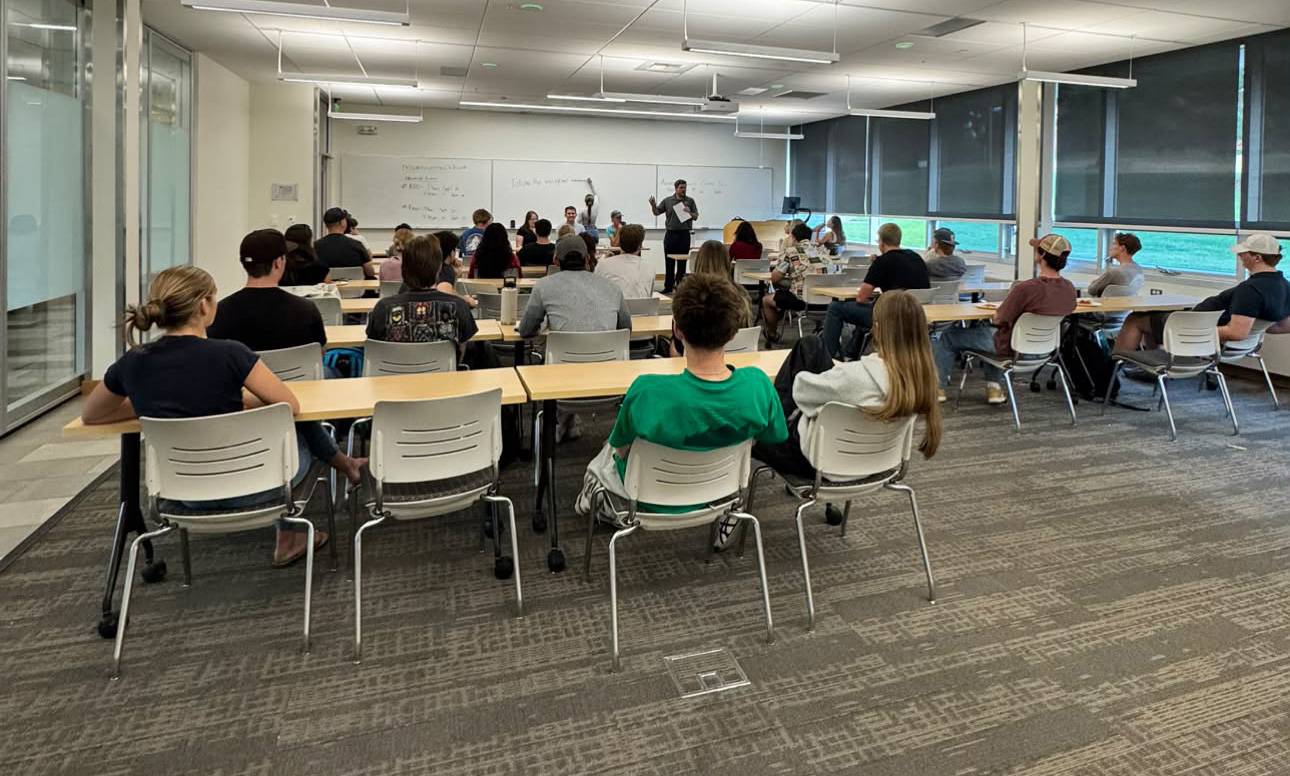Students listen to a panel of accounting student interns in Jabs Hall