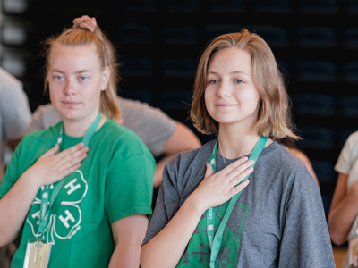 4-H members standing for the pledge of allegiance