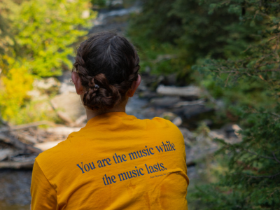 Student sitting on a hike during HONR 123: Hike & Read.