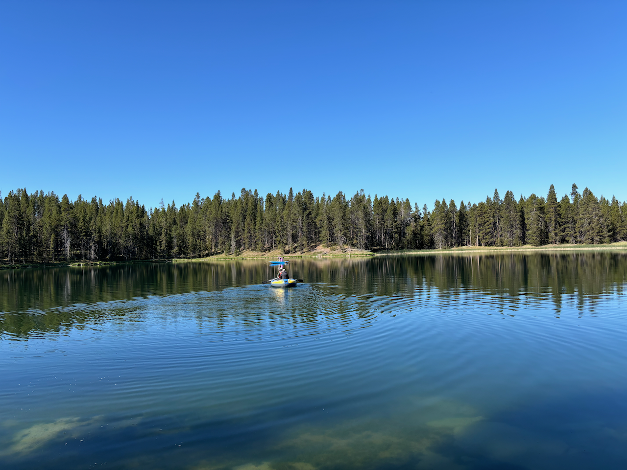 A row boat in the middle of a lake
